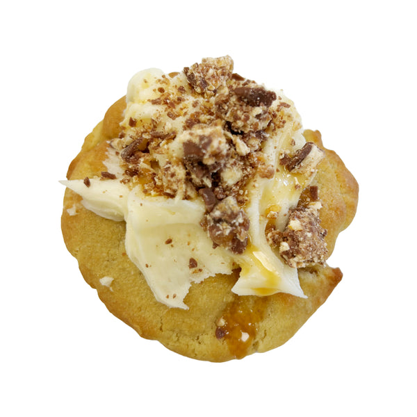 6 oz peanut butter cookie topped with caramel frosting, caramel drizzle and snicker